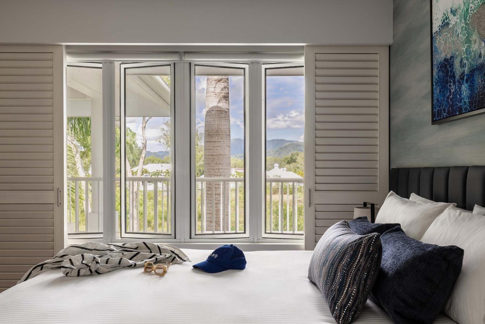 Peppers Beach Club & Spa Palm Cove Exteriör bild A set of bi-fold doors