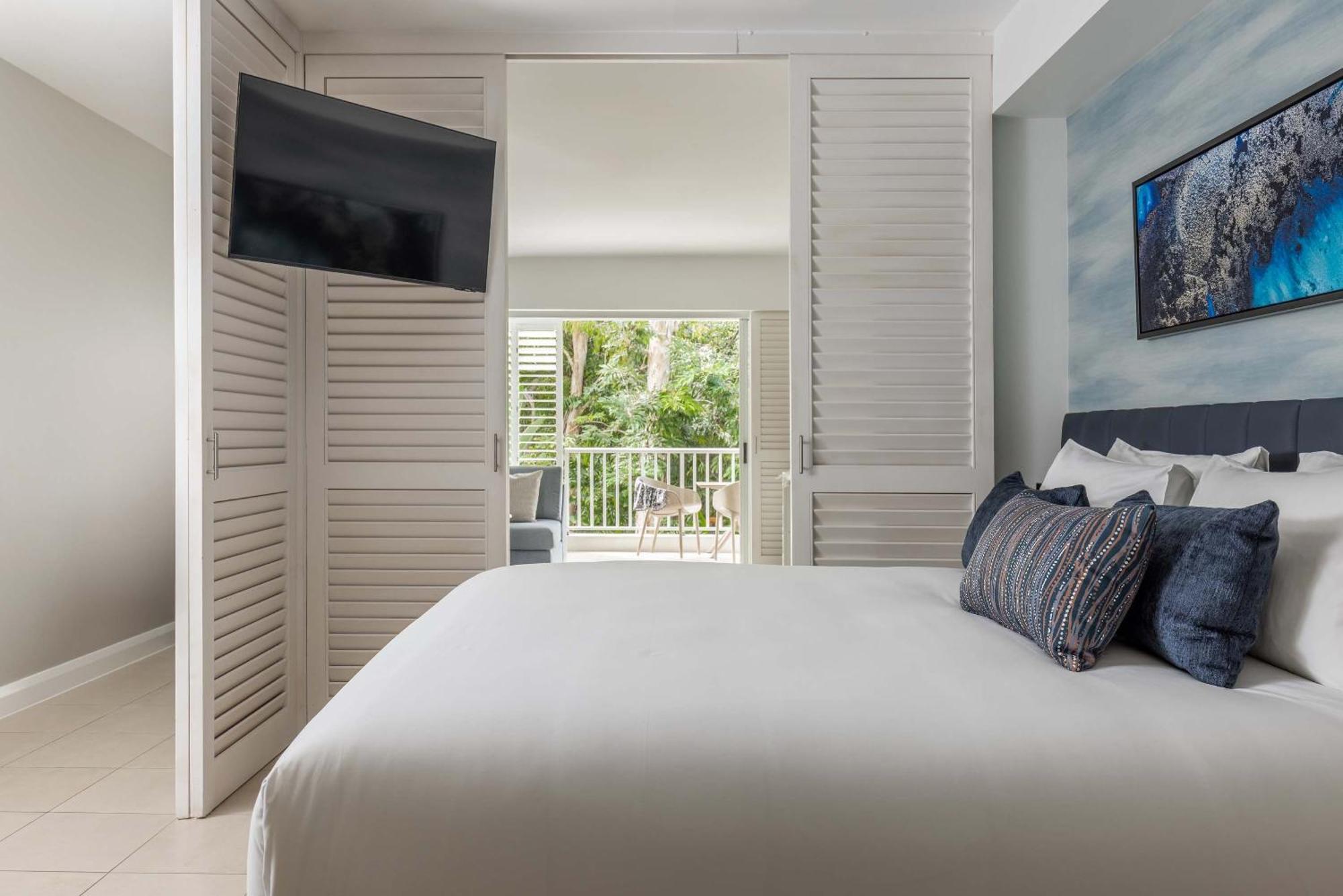 Peppers Beach Club & Spa Palm Cove Exteriör bild A bedroom at the hotel